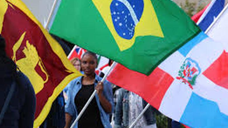 一名学生在团结日举着旗帜.